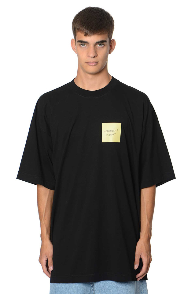 VETEMENTS ステッカーロゴTシャツ ブラック - Wrong Weather