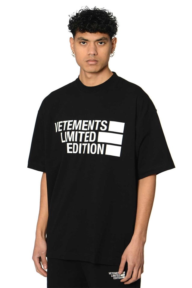 Vetements Logo Embroidered T-shirt in Black for Men